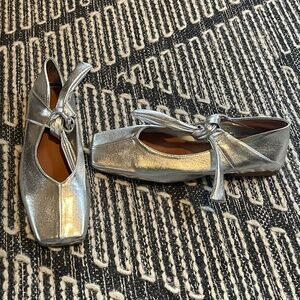 Women’s festive silver flats with bow size 7 metallic